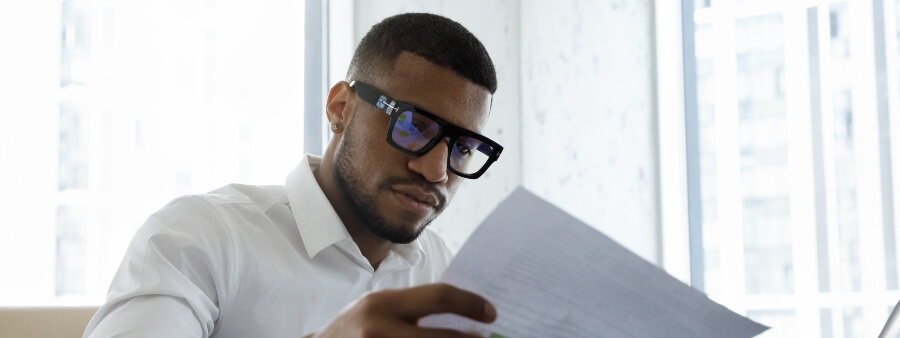 processo do trabalho para concursos: homem estudando