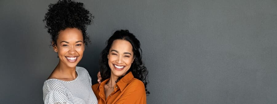 direitos lgbt+: imagem de casal formado por mulheres