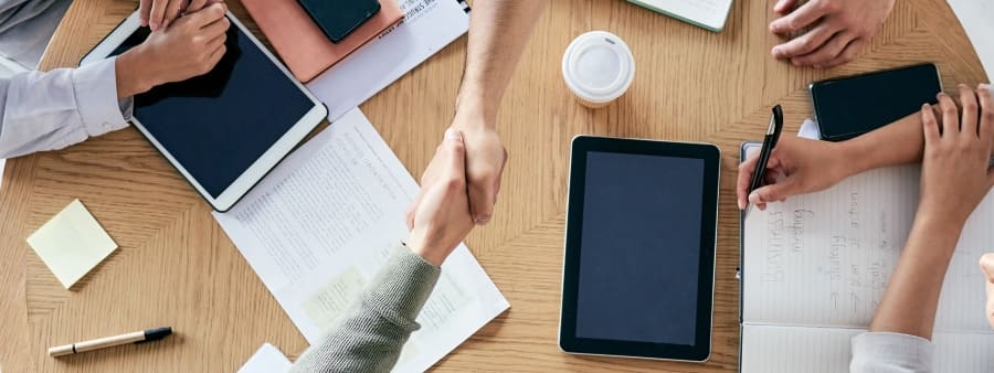 direito societário: pessoas em aperto de mãos