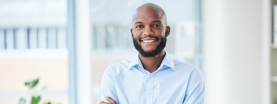 empreender na advocacia: imagem de advogado sorrindo