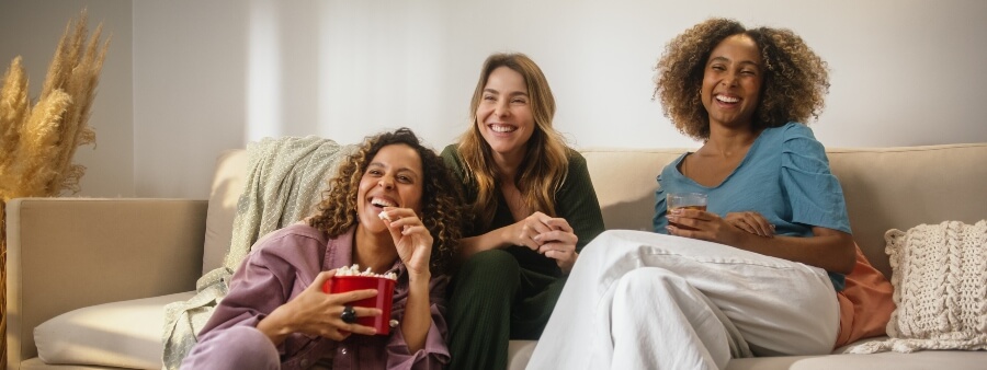 séries de advogados: três jovens assistindo à televisão